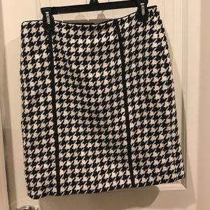 WHBM Fabulous Houndstooth Skirt, Size 8